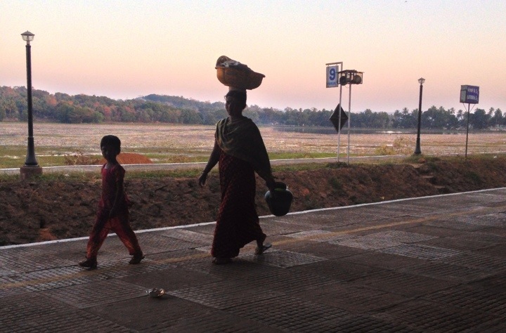 Mutter mit Kind am Bahnsteig der Karmali Trainstation in Old Goa